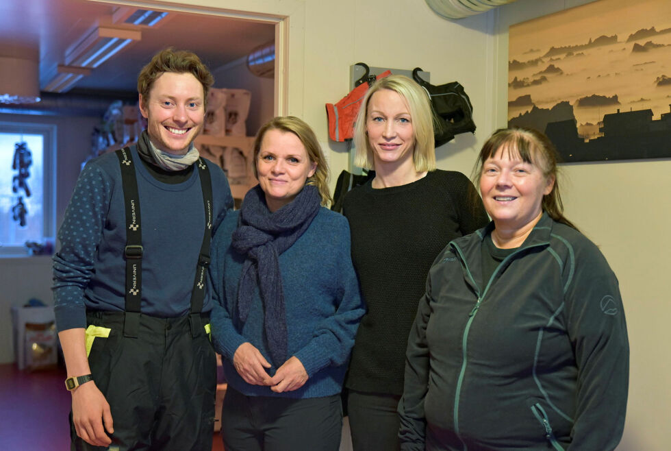 Dette teamet sto på hele natten for å redde Arya og valpene. Fra venstre veterinær René Nøstvik Lande, veterinær Astrid Marie Holm, daglig leder Silje Larsen for Midt Finnmark Dyreklinikk AS og hundeeier Trude Nilsen.
 Foto: Irene Andersen