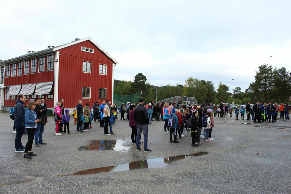I disse dager starter det nye skoleåret opp, og elevene får både nye og brukte bøker. Bildet er fra skolestart ved Karasjok skole for et par år siden.
 Foto: Elise Embla Scheele