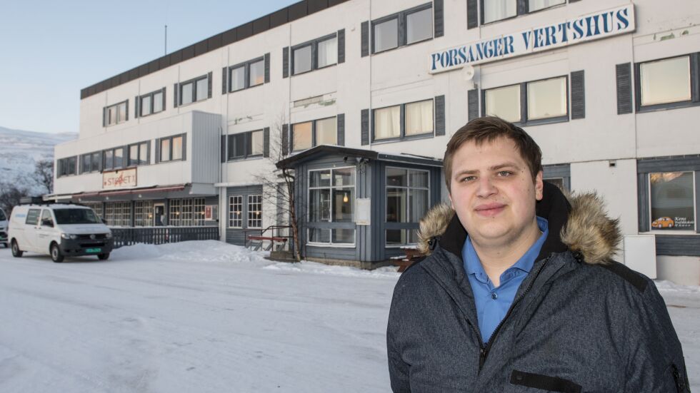 Porsanger vertshus har blitt nødt til å permittere mange av sine ansatte og tilkallingsvikarer. Fungerende daglig leder Ingar Jonas er en av få som blir værende igjen på for å ivareta den reduserte drifta. Han synes det er vondt å oppleve at staben permitteres.
 Foto: Marius Thorsen