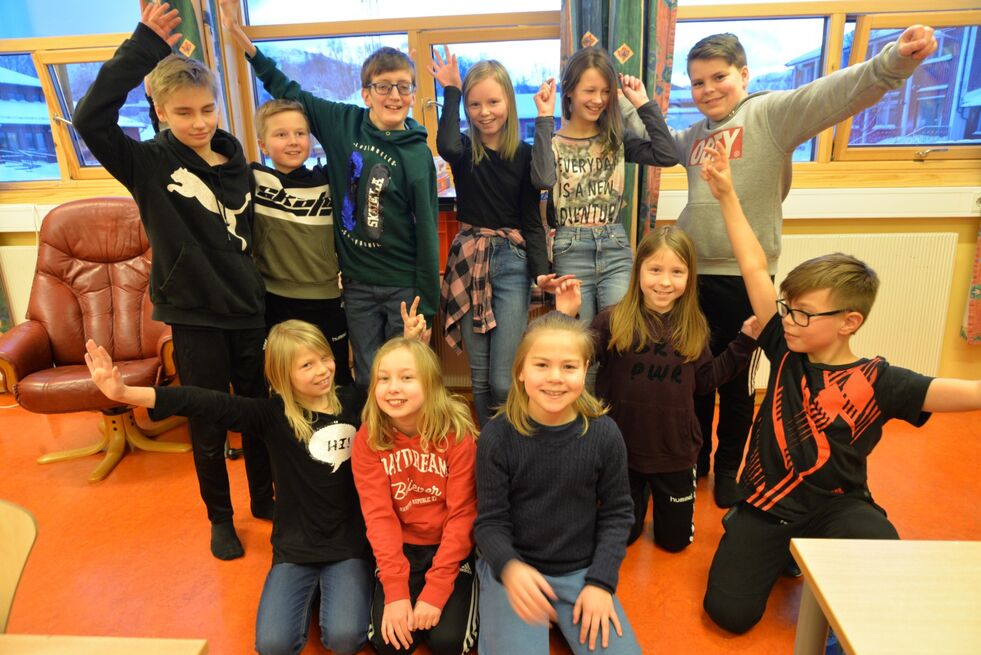 – Billefjord skole er best! fastslår denne flotte buketten fra mellomtrinnet på Billefjord sjøsamiske oppvekstsenter, og legger til at ULF MÅ IKKE BLI PENSJONIST.
 Foto: Sonja E. Andersen