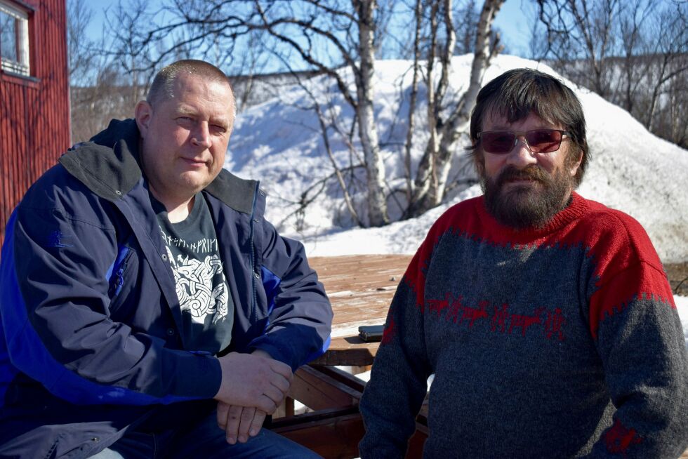 Bjarne Johansen (til høyre) har vært leder for Tana og omegn sjølaksefiskeforening i 14 år. Tor Ørjan Store er foreslått som ny leder.
FOTO: Birgitte Wisur Olsen