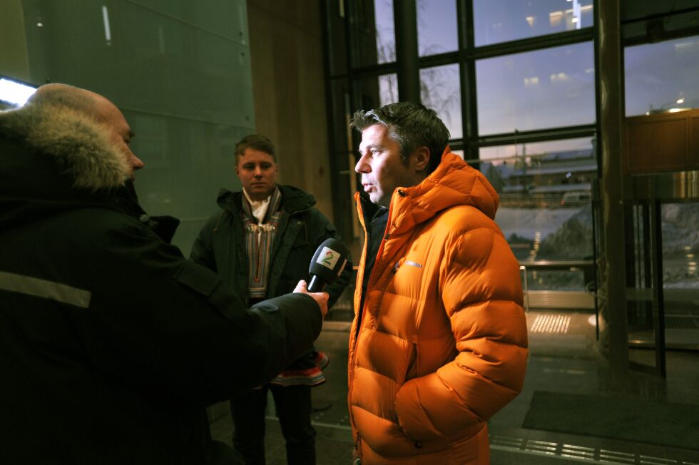 Trond P. Biti forsvarer Jovsset Ánte Saras interesser i Hålogaland lagmannsrett. Spørsmålet om staten har rett til tvangsreduksjon ned til et så lite reintall som 75, har også skapt interesse hos de store mediene, her representert ved TV2s Egil Pettersen.
 Foto: Erik Brenli