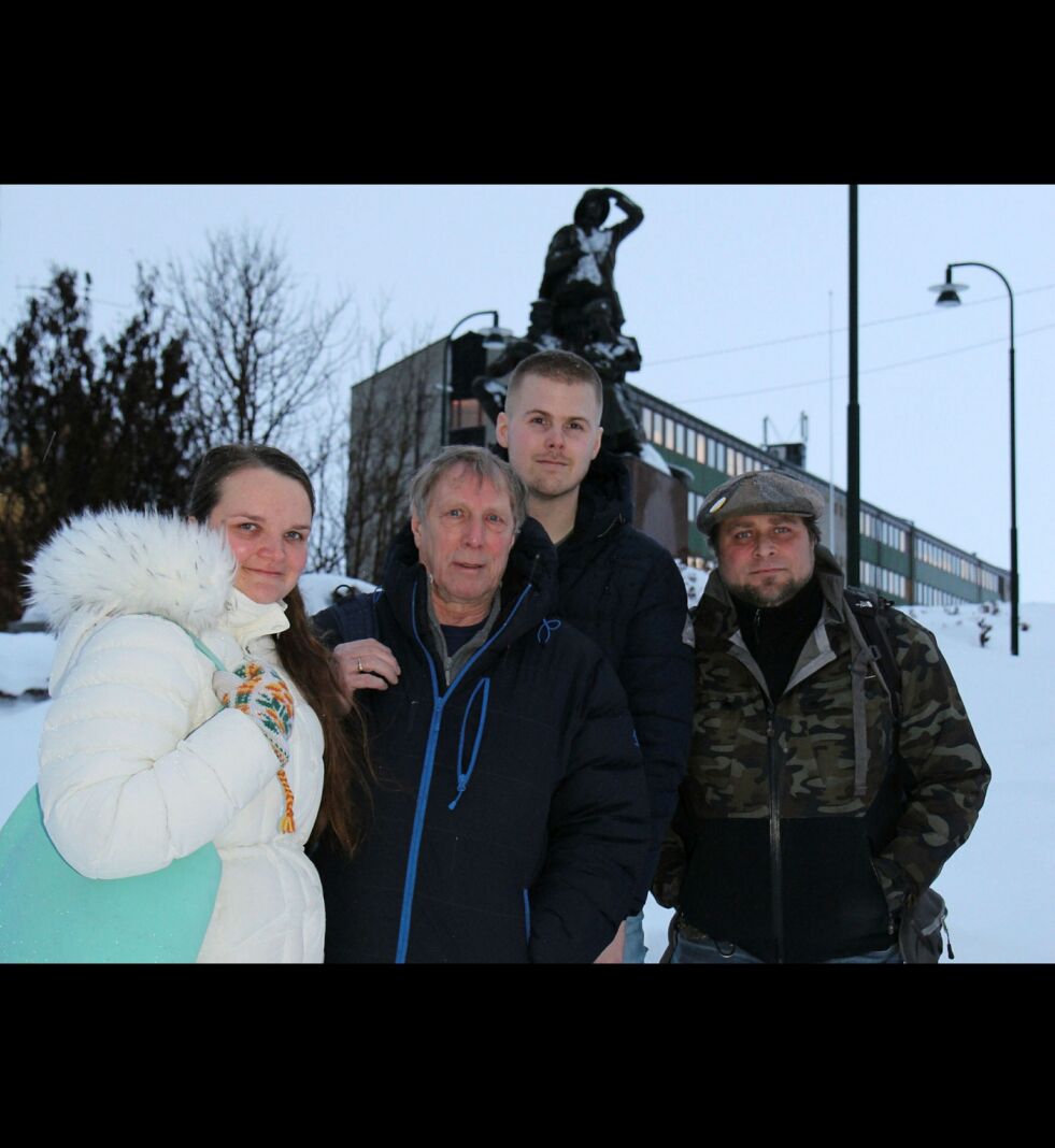 Med Innvandrermonumentet som kulisse ønsker Lisbeth Dragnes ved museet, Ølli Jensen hos Utleieservice, prosjektleder Tomi Vaara, og Raymond Olufsen fra Kvensk språksenteret å invitere til Kvenfestivalen i Vadsø i juni.
Foto: Torbjørn Ittelin