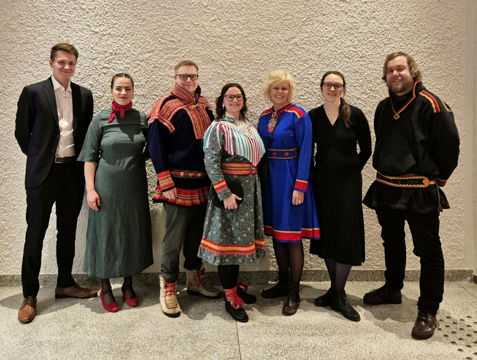 Landsmøtedeltakere fra Samepolitisk forum, fra venstre: Brynjar Andersen Saus, Vivian Kaulen Nedenes, Jan Gunnar Kaino, Lina Maria Karlsen, Eva Mikkelsen, Ragnhild Freng Dale og Lasse Bjørn.
 Foto: SVs samepolitiske forum