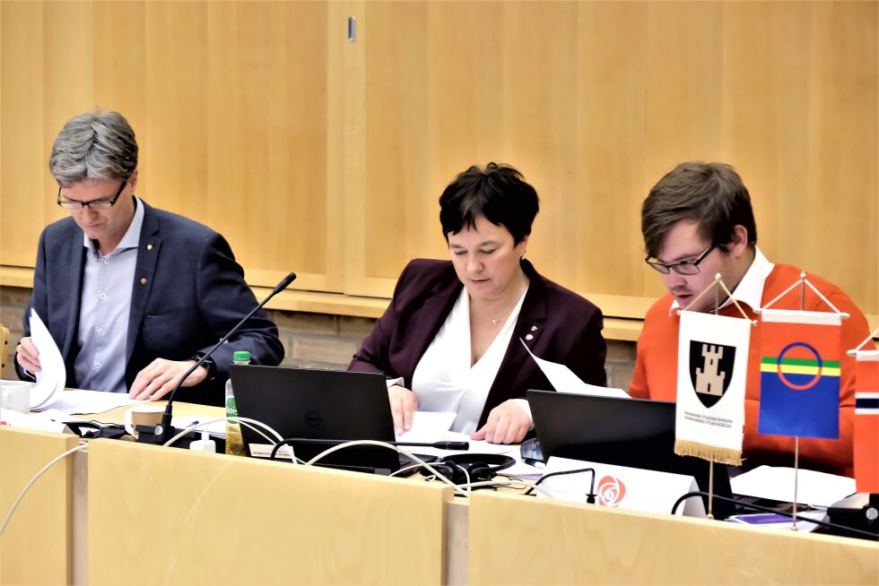 Når fylkestinget samles i desember skal fylkesrådmann Øystein Ruud (til venstre), fylkesordfører Ragnhild Vassvik og fylkesvaraordfører Tarjei Jensen Bech legge frem et forslag som handler om fellesnemnd.
 Foto: Bjørn Hildonen