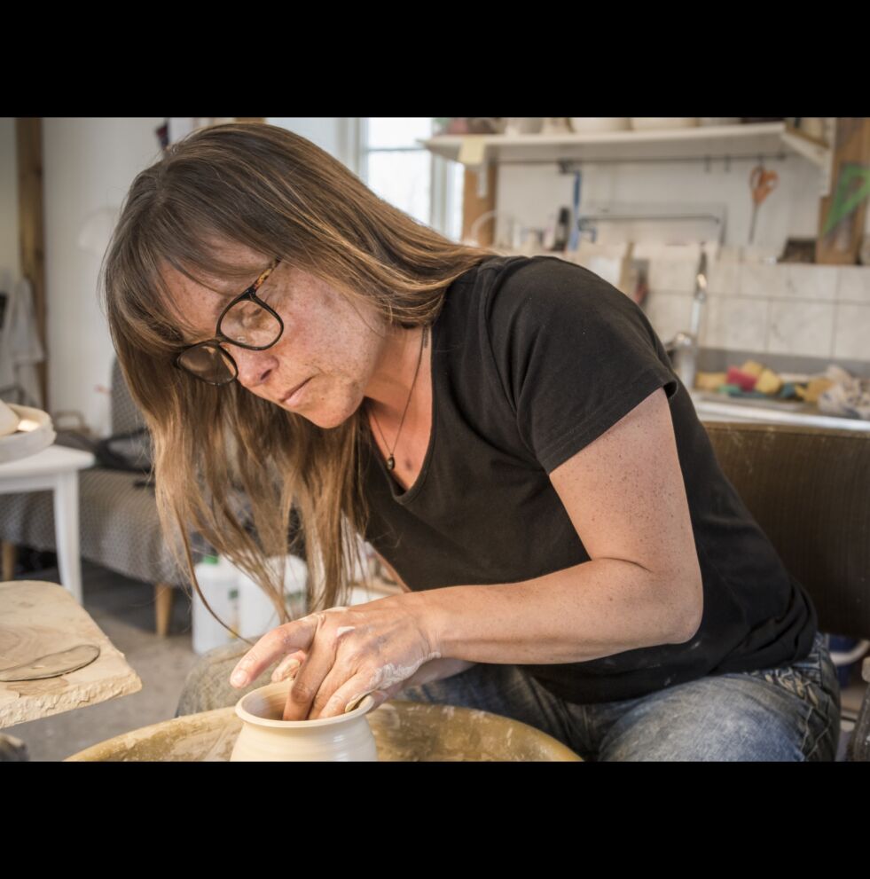 Mange har sett Ellen Maries vakre keramiske kopper og glass med samiske symboler i butikker i Honningsvåg. Det begynte der.
 Foto: Ellen Marie Martinsen