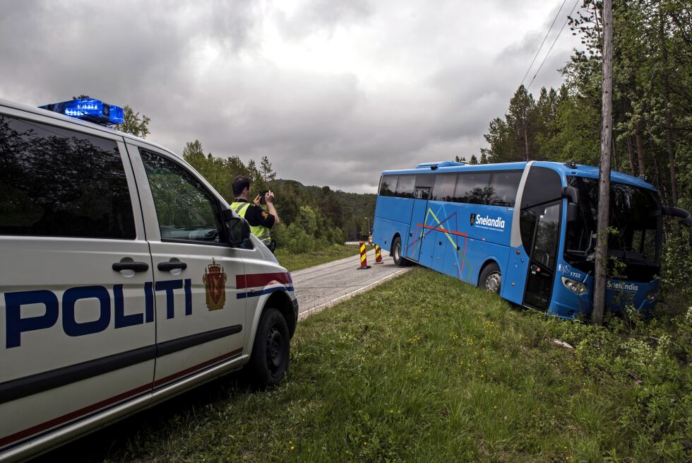 Tirsdag morgen kjørte denne bussen av veien, og traff ei stolpe, i Skoganvarre i Porsanger.
 Foto: Marius Thorsen