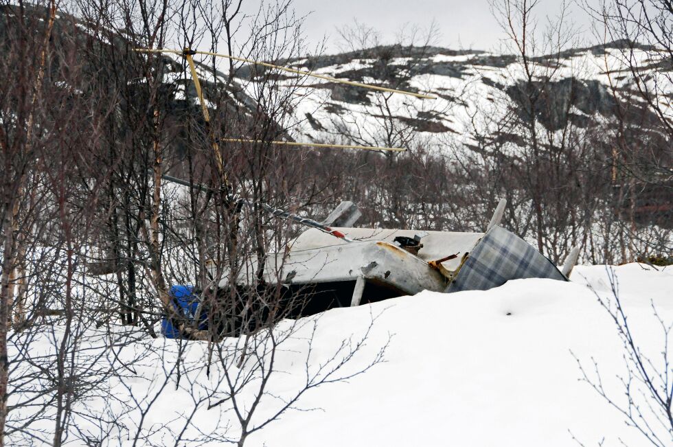 Under en reportasjetur på Jarfjordfjellet kom Ságats reporter over denne hensatte og malplasserte sofaen samt ei fjernsynsantenne like ved veien.
 Foto: Hallgeir Henriksen
