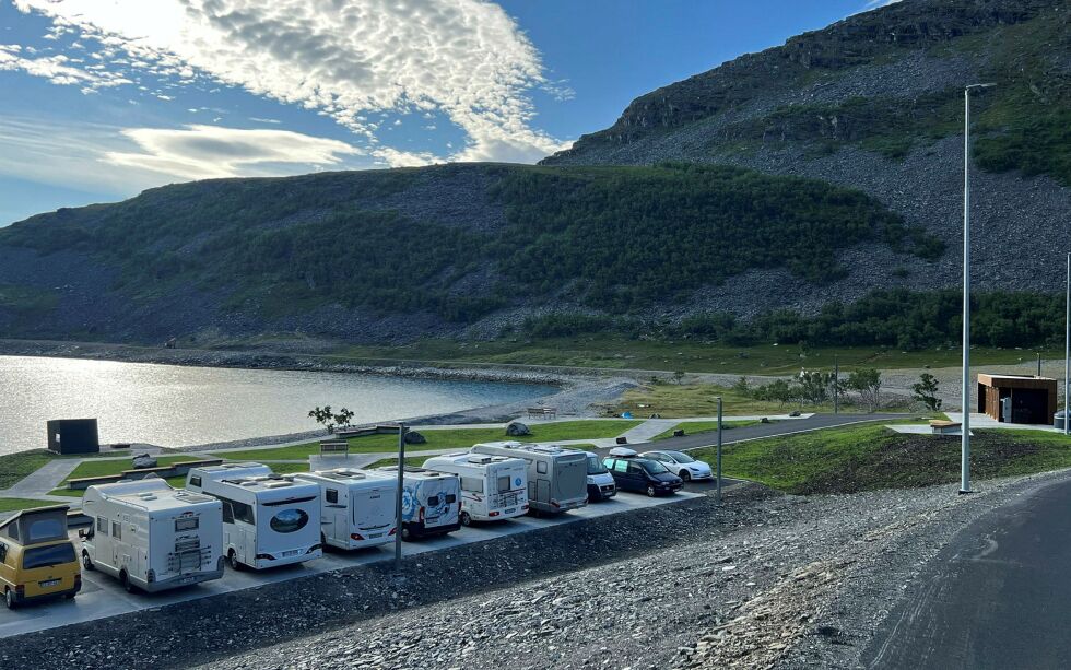 Den nye rasteplassen i Skarvbergvika har blitt svært populær blant turistene.
 Foto: Irene Andersen