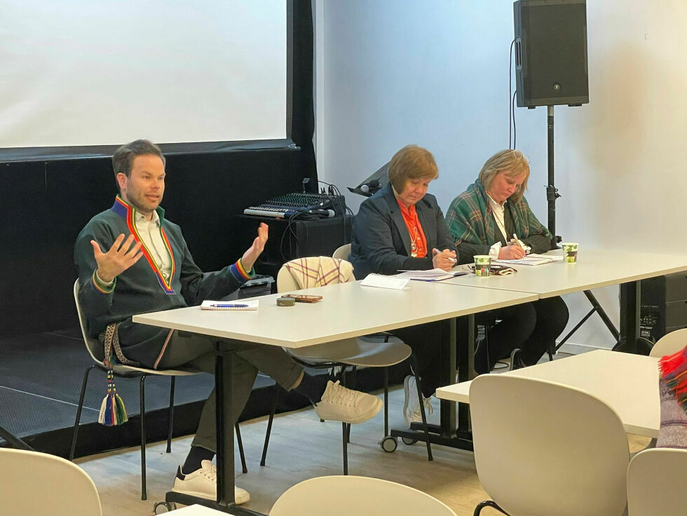 Sametingsråd Mikkel Eskil Mikkelsen, Brita Oskal Eira og Wenche Andersen.
 Foto: Hannah Persen