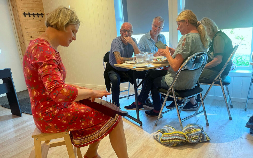 De fine tonene fra Finlands nasjonalinstrument kantele trylles frem av Inkeri Laitinen.
 Foto: Birgitte Wisur Olsen