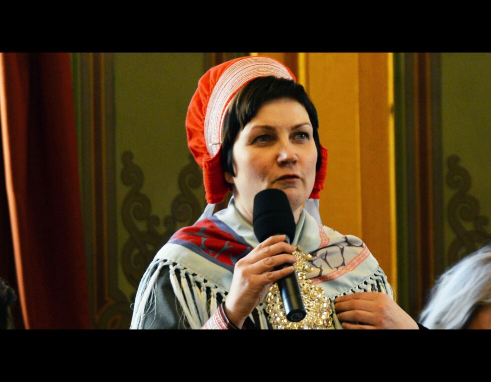 Sametingspresident Aili Keskitalo (NSR) engasjerer seg internasjonalt. I tidligere Ságat-intervju har hun forklart det med solidaritetsarbeid overfor andre urfolk, óg, som i dette tilfelle, at overnasjonale organ kan være med å påvirke Norges politikk overfor sitt eget urfolk til det bedre. Nå har hun fått støtte fra Genève: