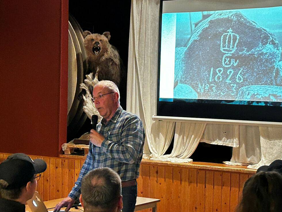Randa ga en kort historieoppfriskning i begynnelsen av sitt foredrag på nær to timer.
 Foto: Anders Mikkola