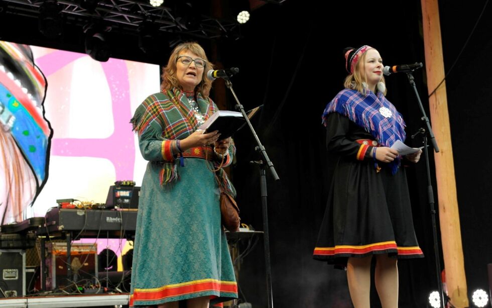 Styreleder Bente Solvang og festivalsjef Sandra Márjá West holder tale på tre språk under åpningen.
 Foto: Steinar Solaas