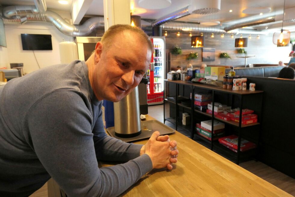 Ka­fé­vert Kjell Rune Bal­to for­tvi­ler over kar­ene som i ti­me­vis ok­ku­pe­rer de få sit­te­plas­se­ne han ennå har, slik at spi­se­gjes­ter må snu i døra.
 Foto: STEIN TORGER SVALA