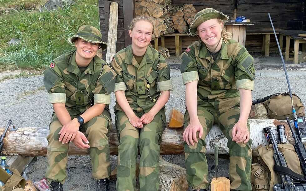 Grensevaktene Helene Heia, Lea Andenæs og Lea Diesen stortrives i tjenesten, men var svært glad for dukkerten de hadde tatt før lunsjpausen i Grensen.
 Foto: Hallgeir Henriksen