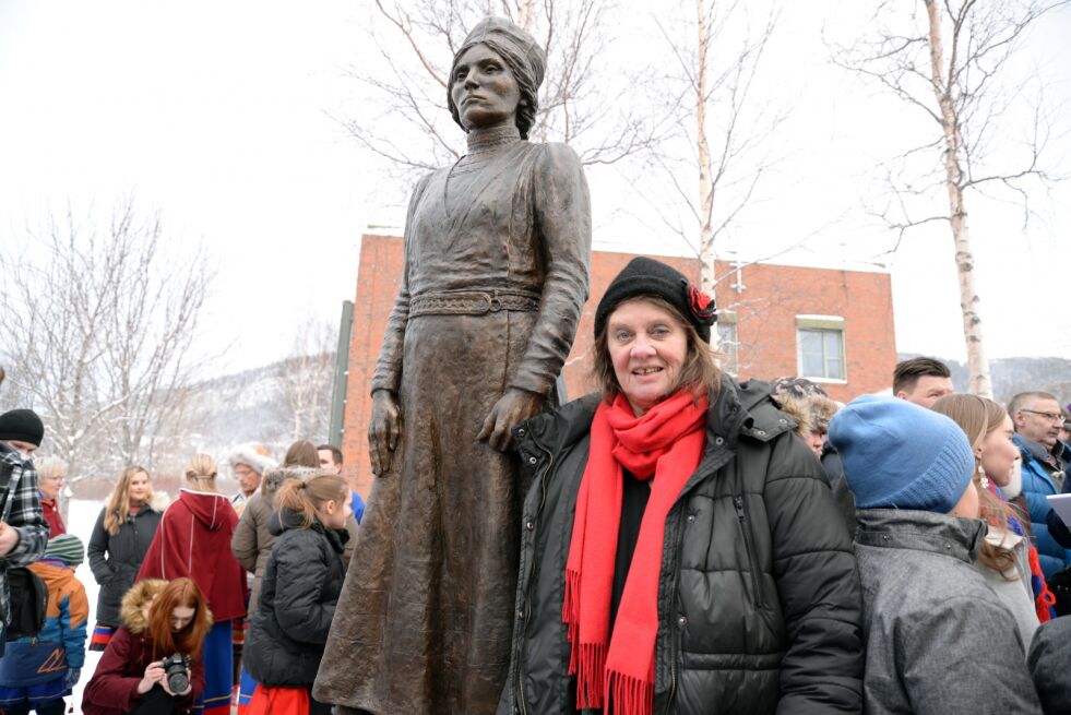 Billedhugger Elsa Jacobsen var usikker underveis, men responsen ved avdukningen viser at hun har truffet «innertier».
 Foto: Steinar Solaas