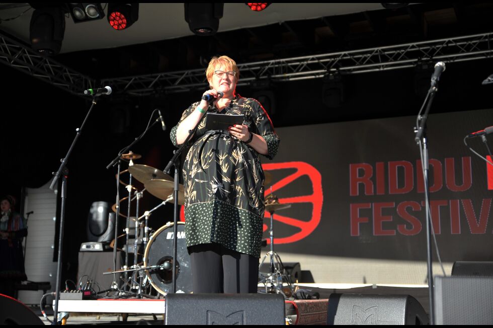 Trine Skei Grande åpnet Riddu Ri&#273;&#273;u med en hilsen og oppmuntring til de mange frivillige.
 Foto: Erik Brenli