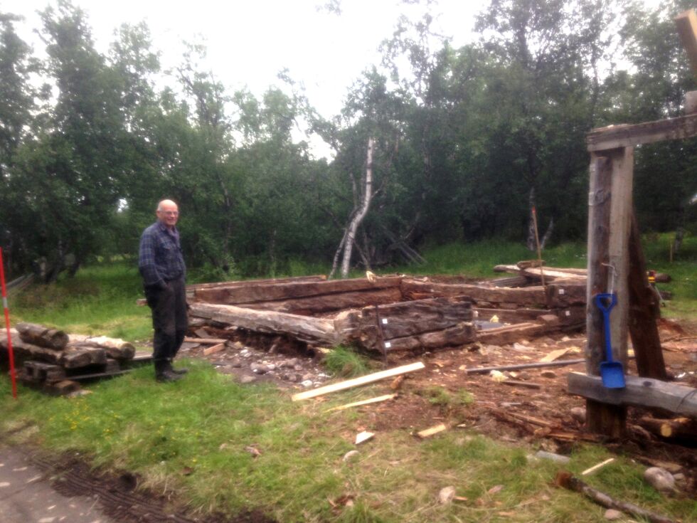 Arne Graven er forlengst engasjert til restaureringsjobben, og mandag 4. juli så det slik ut på tomta til Porsangers eldste byging fra 1772.
 Foto:  Riinakaisa Laitila/RDM-PM