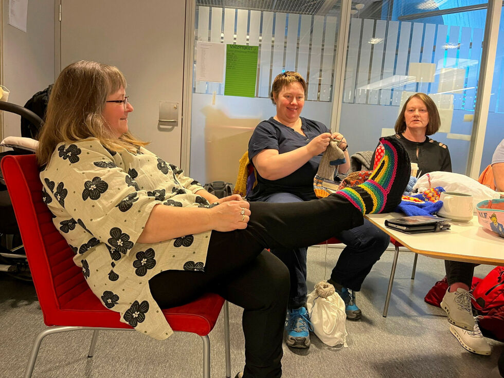 Heidi Storstad ved biblioteket i Tromsø viser frem en sokk som hun selv har strikket. Hun hadde fokus på kvænske strikkeoppskrifter under strikkekafeen denne uka.
 Foto: Elin Wersland