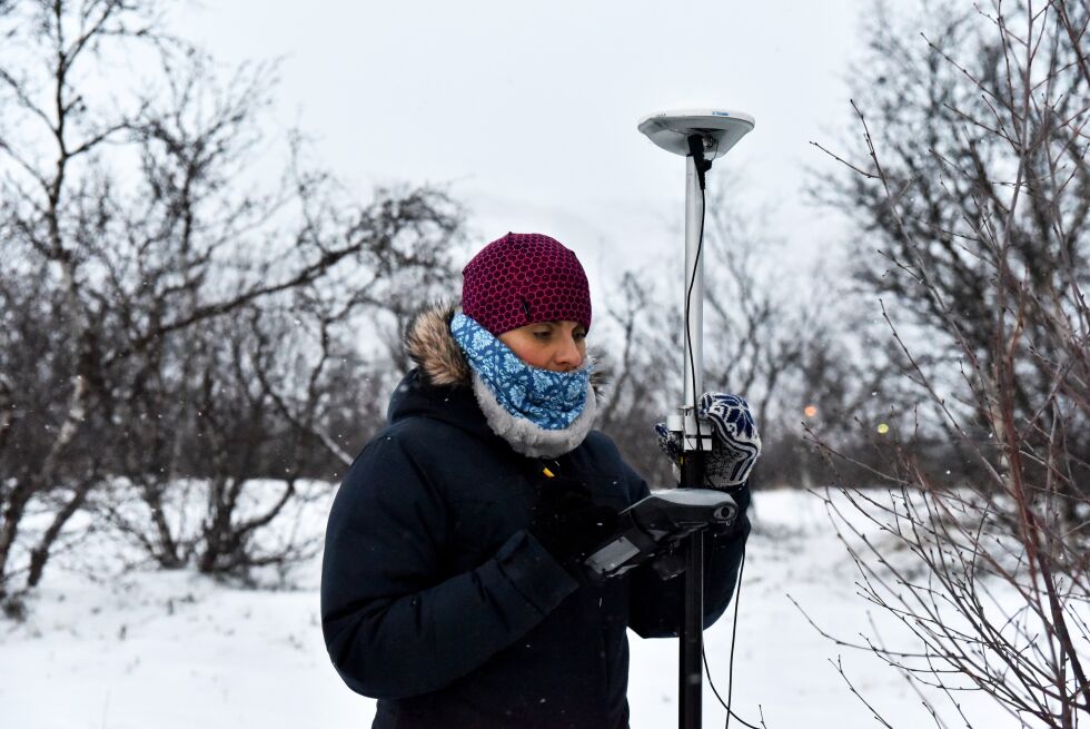 Frisk bris og opp mot 20 følte minusgrader stopper ikke en kommunal oppmåler. – Aldri. Dette er jo fint. Ordentlig Lakselv-vær. Det har jo vært vindstille i 14 dager, flirer Camilla Vonheim.
 Foto: Bjørn Arne Johansen