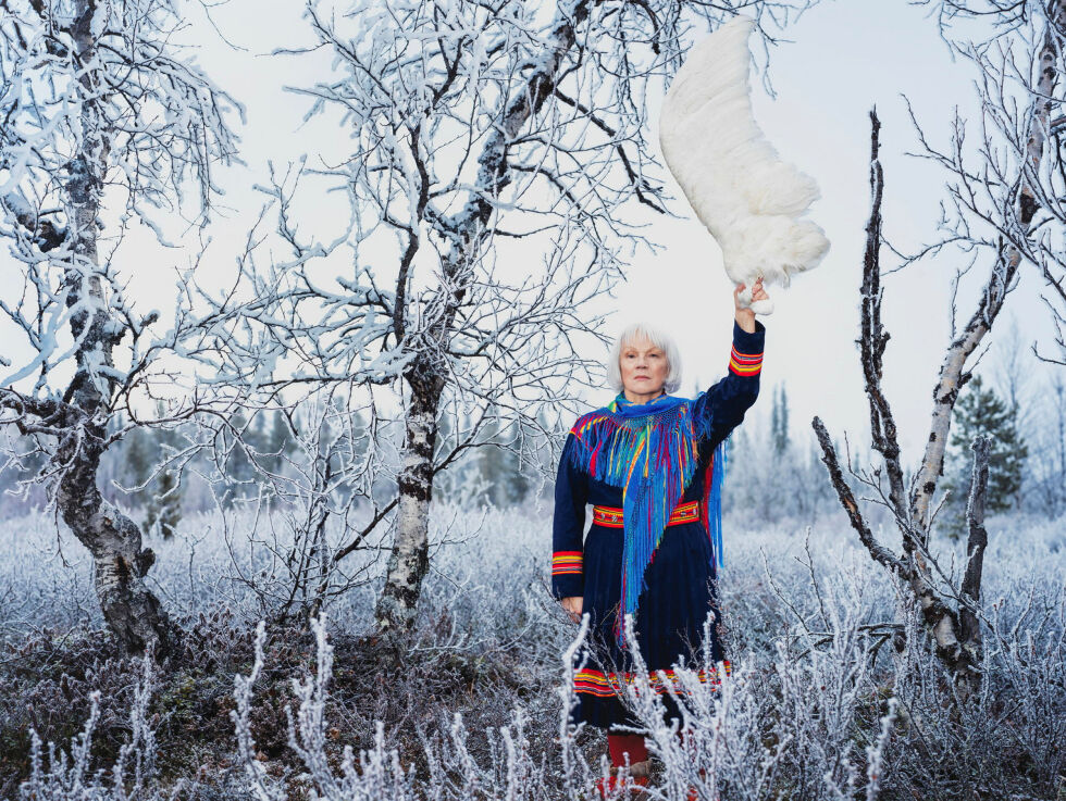 Britta Marakatt-Labba med en svanefjær i hånden.
 Foto: Marja Helander