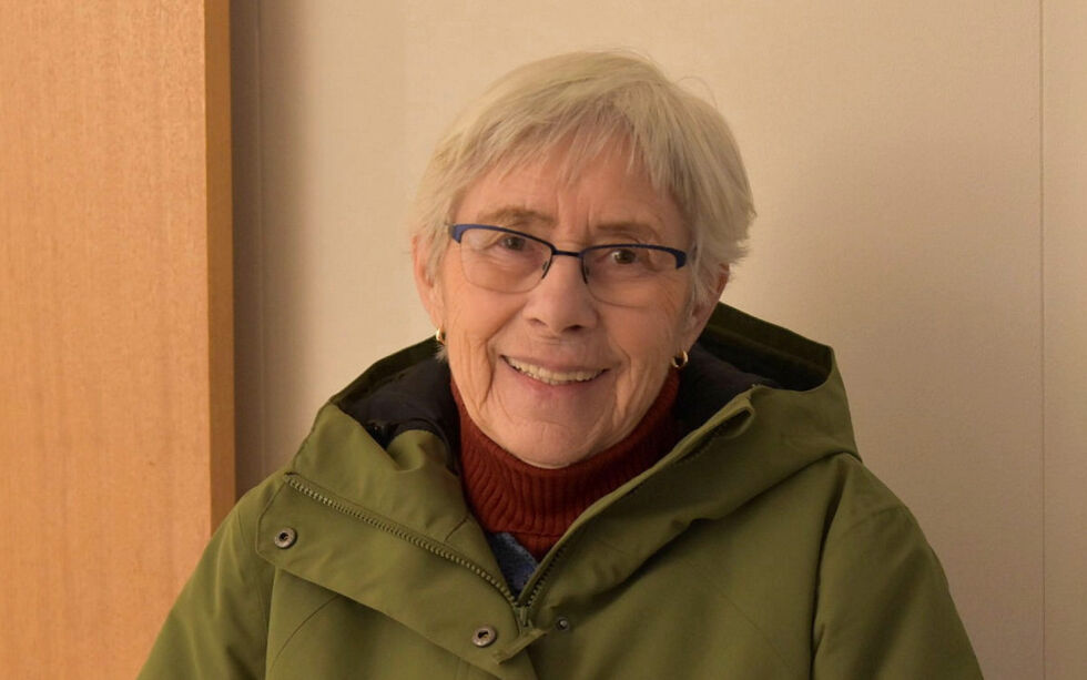 Aina Hanssen er leder i pensjonistforeninga, og inviterer kommunens seniorer til å bli med på konsert.
 Foto: Sara Olaussen Stensvold