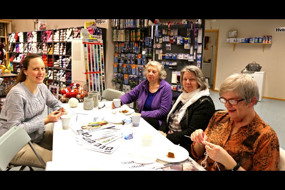 – Vi storkoser oss, sier fra venstre Flavia Devonas Hoffmann fra Sveits, og de lokale damene Anne Marie Lindstrøm, Gunn Torill Olsen og May-Tove Bech Nilsen.
 Foto: Bjørn Roald Lillevik