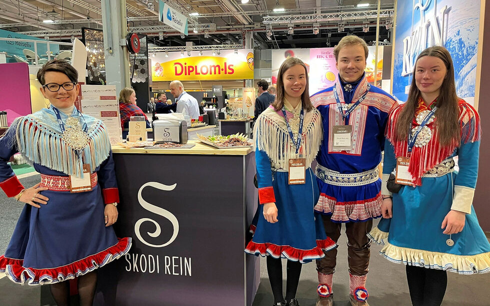 Karen Utsi Sara, Grete Marit Sara, Ole Andreas Utsi og Inga Julie Sara er på plass for Skodi Rein på Norges største matmesse.
 Foto: Trond Einar Persen