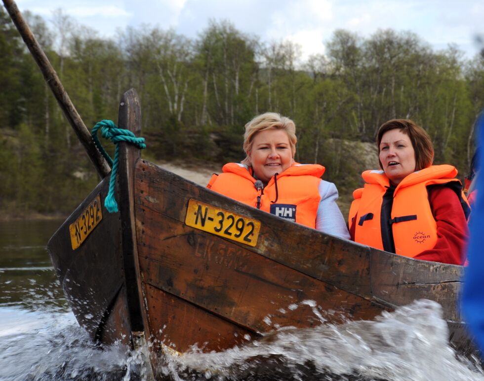 Statsminister Erna Solberg og sametingspresident Aili Keskitalo kommer til Lakselv for å feire finnmarkslovens 10 årsdag. Her fra da statsministeren besøkte Sápmi i fjor og tok en tur med elvebåt på Kárášjohka sammen med sametingspresidenten.
 Foto: Stein Torger Svala (arkiv)