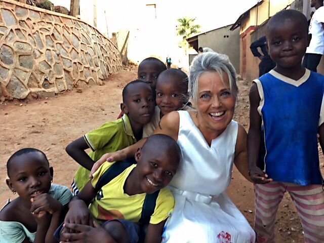 Uansett hvor jeg var så samlet barna seg rundt meg. Mosongo Mosongo var den vanlige frasen, som betyr hviting.
 Foto: Privat
