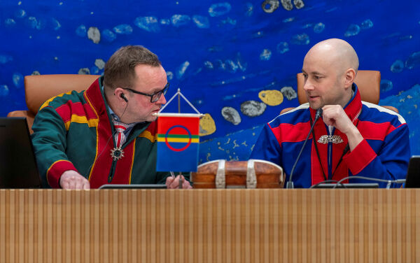 En advokat og en jurist står mot hverandre