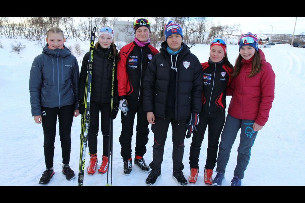 Dette skulle vært et bilde som viser spente og forventingsfulle ungdommer som torsdag skulle reise til Canada for å delta på Arctic Winter Games. Få timer etter bildet ble tatt fikk de beskjeden om at det hele er avlyst. Fra venstre Julie Johansen Trosten, Anna Kajsa Jernsletten, Henda Dikkanen Margit, Iver Tude Petterson, Elen Kristine Petterson og Stine Vibeke Reisænen.
Foto: Torbjørn Ittelin