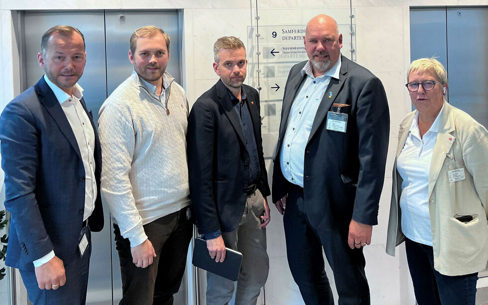 Nestleder i Vest-Finnmark regionråd, Terje Rogde (fra venstre), statssekretær Bent-Joacim Bentzen, Nordkapp-ordfører Jan Morten Hansen, fylkesordfører Hans-Jacob Bønå, og leder i Øst-Finnmark regionråd, Wenche Pedersen, var de som deltok på møtet der flytilbudet i Finnmark var tema.
 Foto: Ketil Steigen