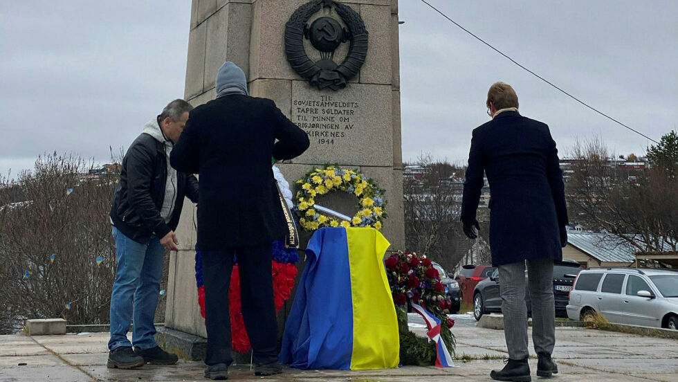 Her legger generalkonsulen og andre representanter for det offisielle Russland ned kranser under markeringa.
 Foto: Hallgeir Henriksen