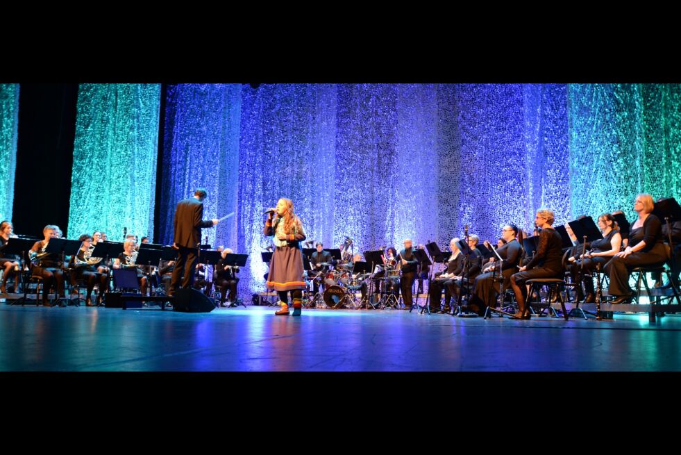Inna Marja Amundsen (10) fra Liland fikk opptre med Harstad janitsjar i kulturhusets storsal.
 Foto: Steinar Solaas