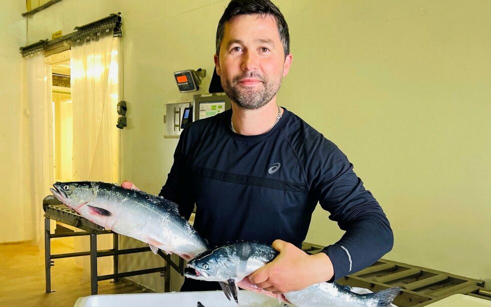 Plassjef hos Lyder Fisk i Bugøynes, Gentjan Kryeziu, er blant dem som er med på det historiske mottaket av stillehavslaksen eller russelaksen.
 Foto: Privat