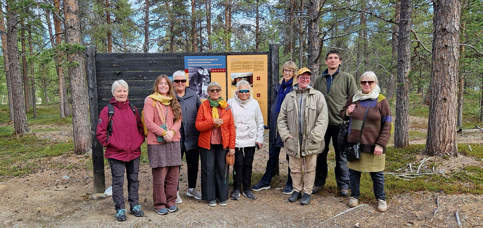 Gruppa fra Pasvikdalen husflidslag på naturmuseet. Fra venstre Sissel Randa, Victoria Gonzalez, Hildur Carsten, Venke Tørmænen, Liv Kalliainen, Magni Brox Menzoni, Marion Prabucki, Bastian Riedmann og Bodil Dago.
 Foto: Hill Haga