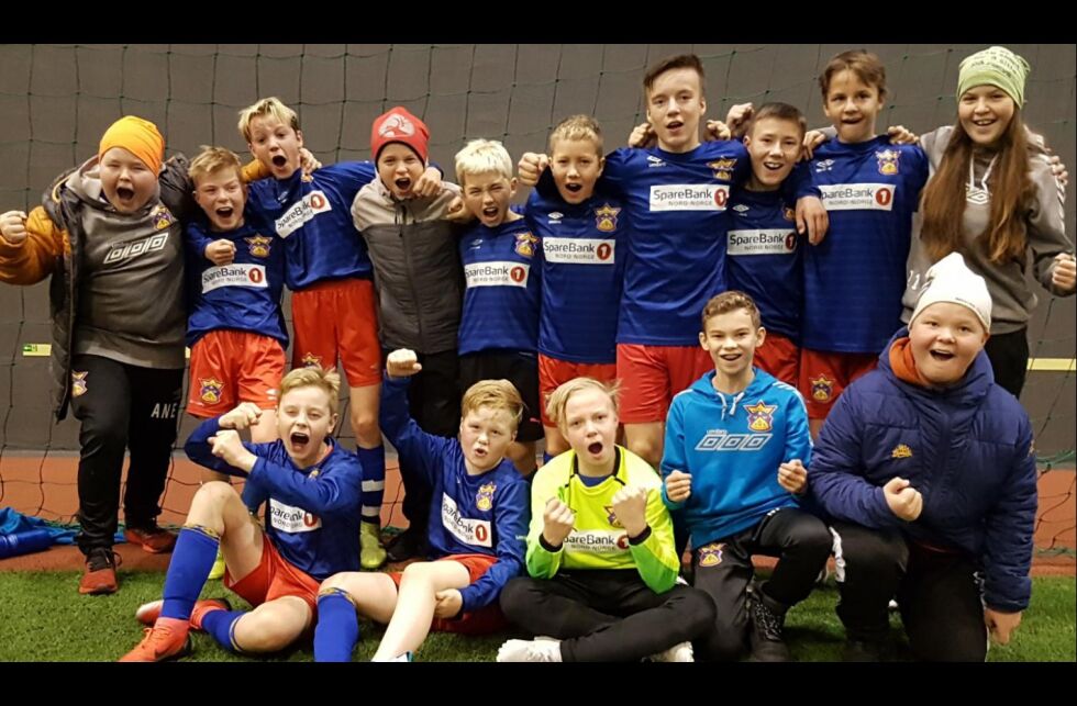 Nordlys-guttene i klasse 13 år kunne juble etter en svært jevn og spennende finale mot Norild.
 Foto: Torbjørn Ittelin