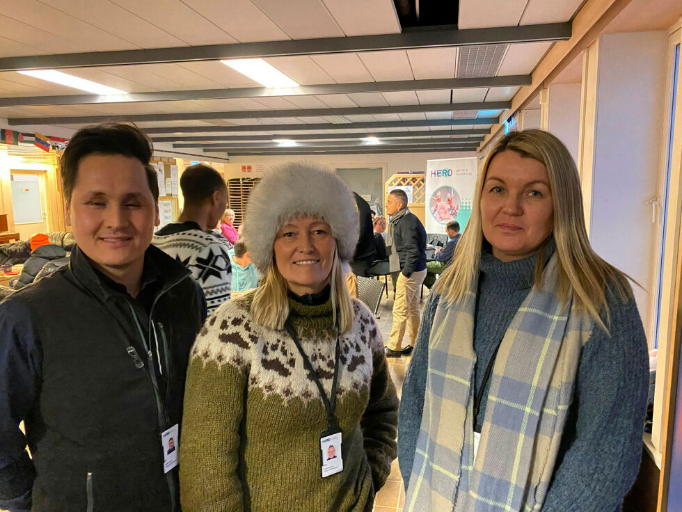 Anton Kremler, Rita Nordhus Støypamo og nestleder på Kirkenes mottak, Karina Aule, var godt fornøyd med festen, og glad for at også vanlige folk fra lokalsamfunnet kjente sin besøkelsestid.
Foto: Hallgeir Henriksen