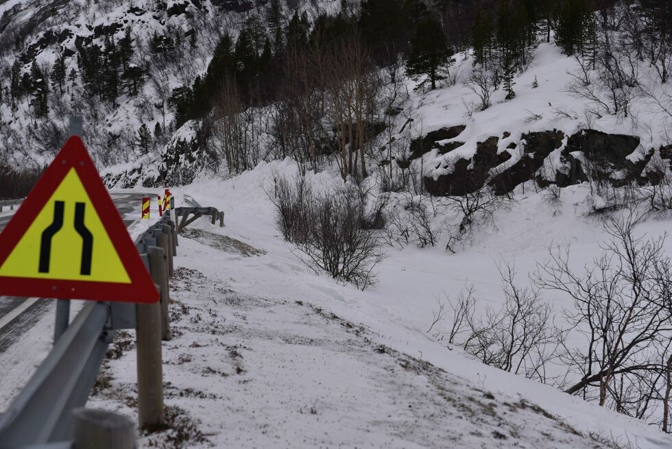 Det er sto­re ska­der på au­to­ver­net ved Ned­re­vann på E6 mel­lom Laks­elv og Por­sang­mo­en.
 Foto: Kristin Humstad