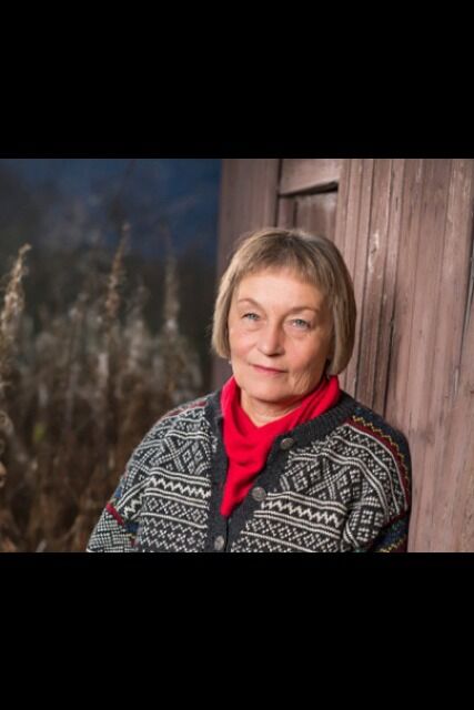 Gerd Mikalsen er født i Nord-Troms i 1957. Hun er bosatt i Manndalen. Med Manndalen som bakteppe tar hun leserne med gjennom ulike stadier i livet, og viser hvordan fornorskningen har påvirket det samiske samfunnet.
 Foto: Ørjan Bertelsen