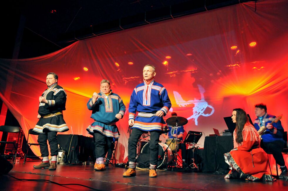 Beaivváš forteller joikens historie i «Juoiggas!» Den trigger joikelysten. Her er Nils Henrik Buljo, Egil Keskitalo, I&#331;gor Ántte Áilu Gaup og Mary Sarre. Bak skimtes bassist Svein Schultz.
 Foto: Rita Heitmann