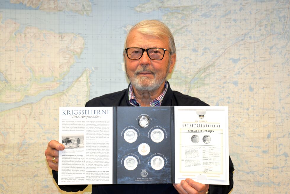 Han har aldri vært krigsseiler, for Reidar Sandslett var bare 5 1/2 år ved krigens slutt i 1945. Likevel ble han rørt til tårer da han via postkassen fikk denne minnemedaljen over krigsseilerne - fra det kommersielle Samlerhuset.
 Foto: Sonja E. Andersen