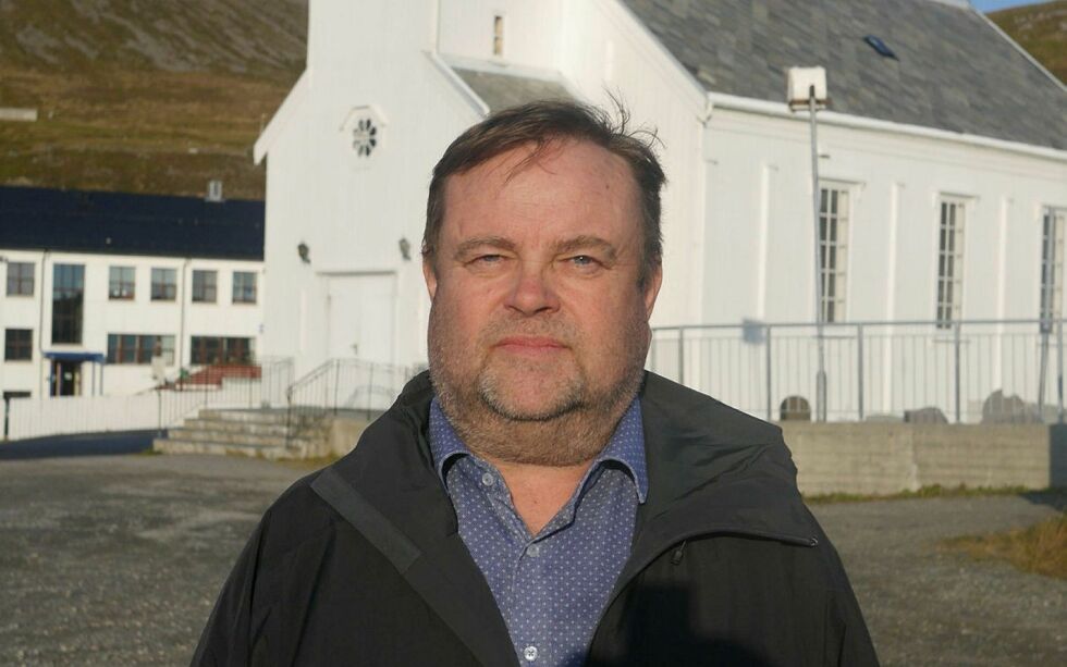 Kirkeverge i Nordkapp menighet, Reidar Johansen, sier at det sårt trengs penger til vedlikehold av kirkene i kommunen. Man hadde kun penger til å male ett strøk på Honningsvåg kirke. Det er nødvendig å male ett strøk til. Kirkene i Skarsvåg og på Repvåg trenger oppussing aller mest.
 Foto: Geir Johansen