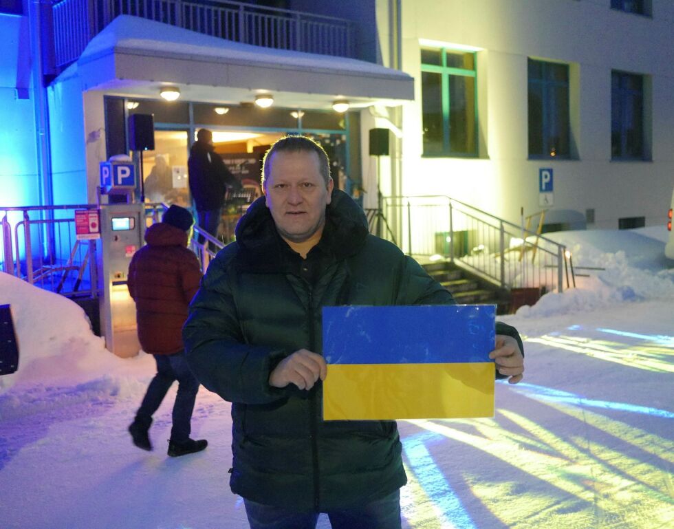 Under markeringen til støtte for folk i Ukraina tirsdag, kunngjorde fungerende ordfører Tor Mikkola at man samme dag hadde fått statlig godkjennelse for å bruke Sifi hospits til mottak for ukrainske flyktninger.
 Foto: Geir Johansen