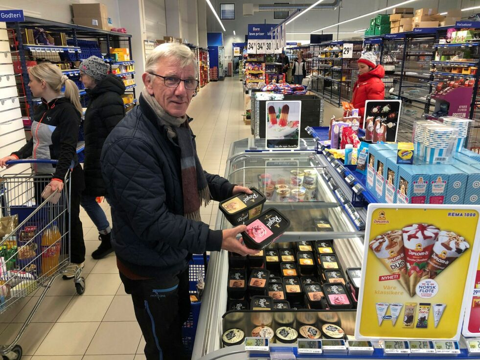 Kjell Erik Andreassen handla sammen med kona moderate mengder under opphørssalget, men kjøpte gladelig litt ekstra is til halv pris.
