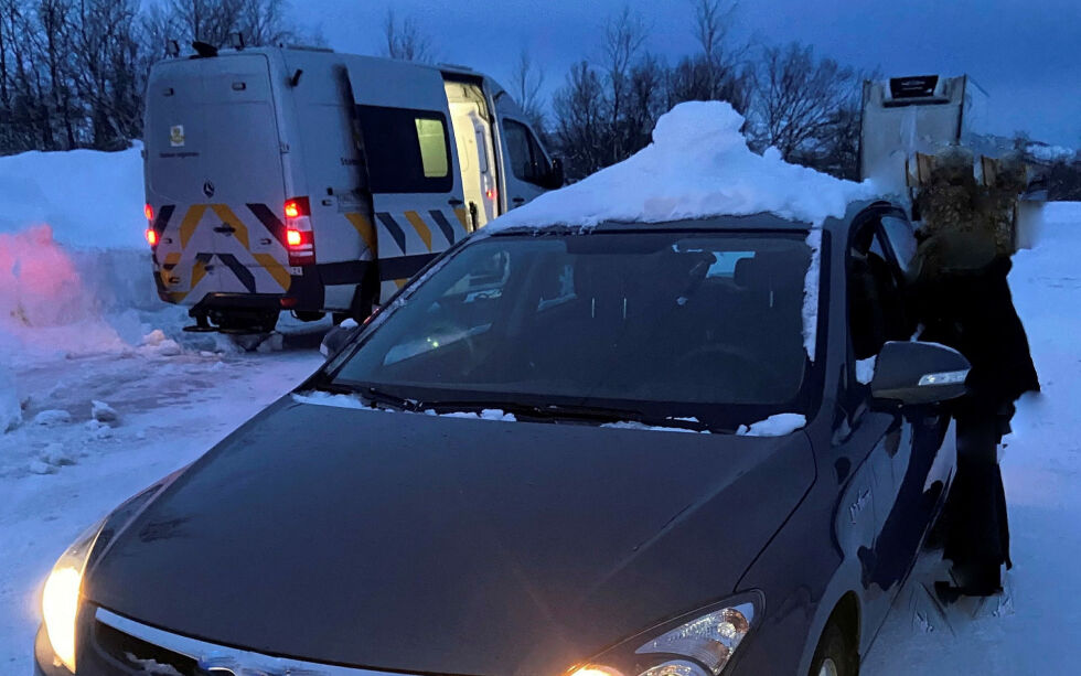 En slik snehaug på biltaket ansees å være farlig for trafikken, og føreren måtte fjerne sneen før vedkommende fikk kjøre videre.
 Foto: Statens vegvesen