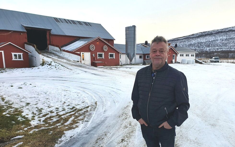 Bonde Fra Johnsen på Alfheim gård i Austertana er såre fornøyd med å sende møkka til Båtsfjord for at den skal bli biomasse og siden ende opp som gjødsel som han kan bruke på gården sin.
 Foto: Tom Hardy