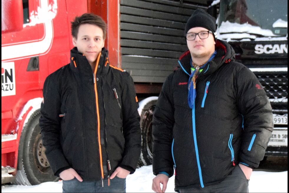 Daglig leder Lásse Johnsen Kvernmo i nyetablerte Min Boazu i Karasjok sier de feirer oppkjøpet av sin 10.000 rein med black friday. Bildet er for øvrig fra Ávvirs omtale av «oppkjøpsjubileet» og viser Kvernmo med Johan Samuel Nedrejord.
 Foto: Anne Rasmus/Ávvir